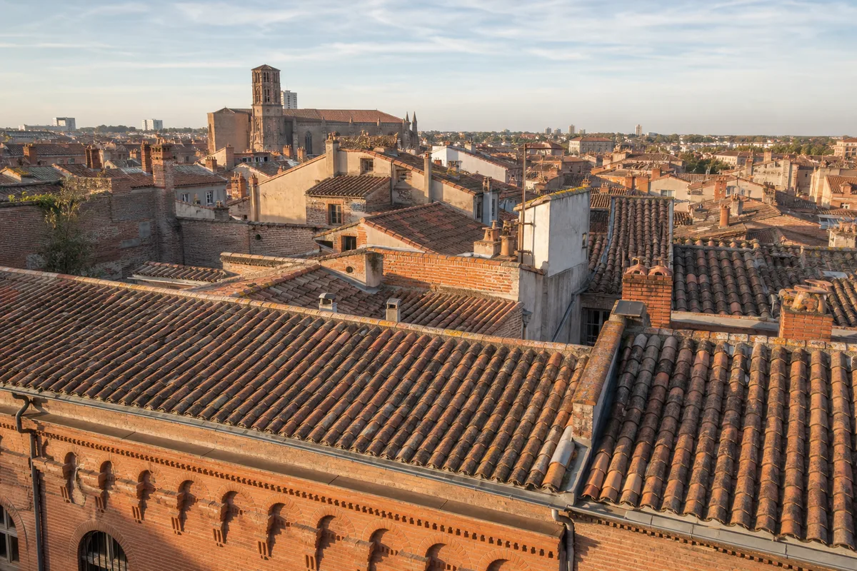 Toits de tuiles canal et façades de brique foraine dans le centre ancien de Toulouse